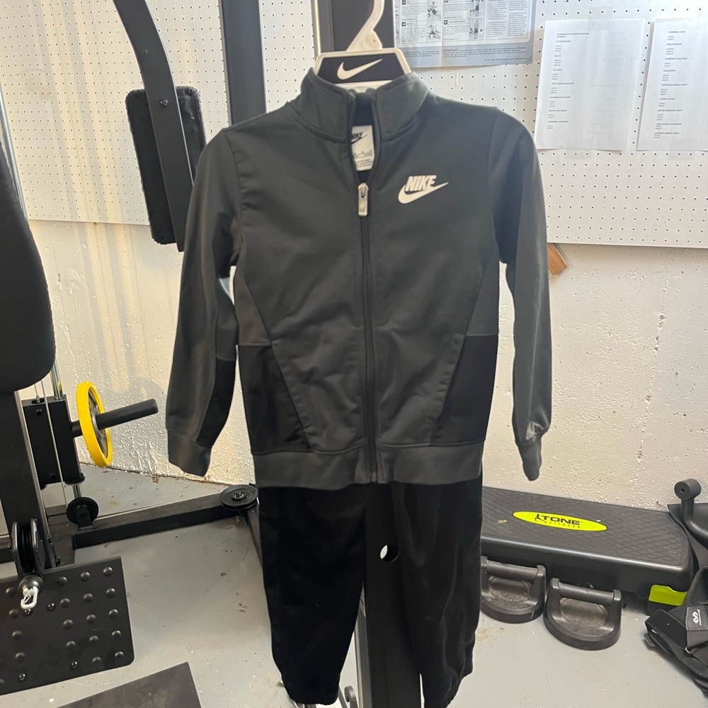 Boys Nike jogging set